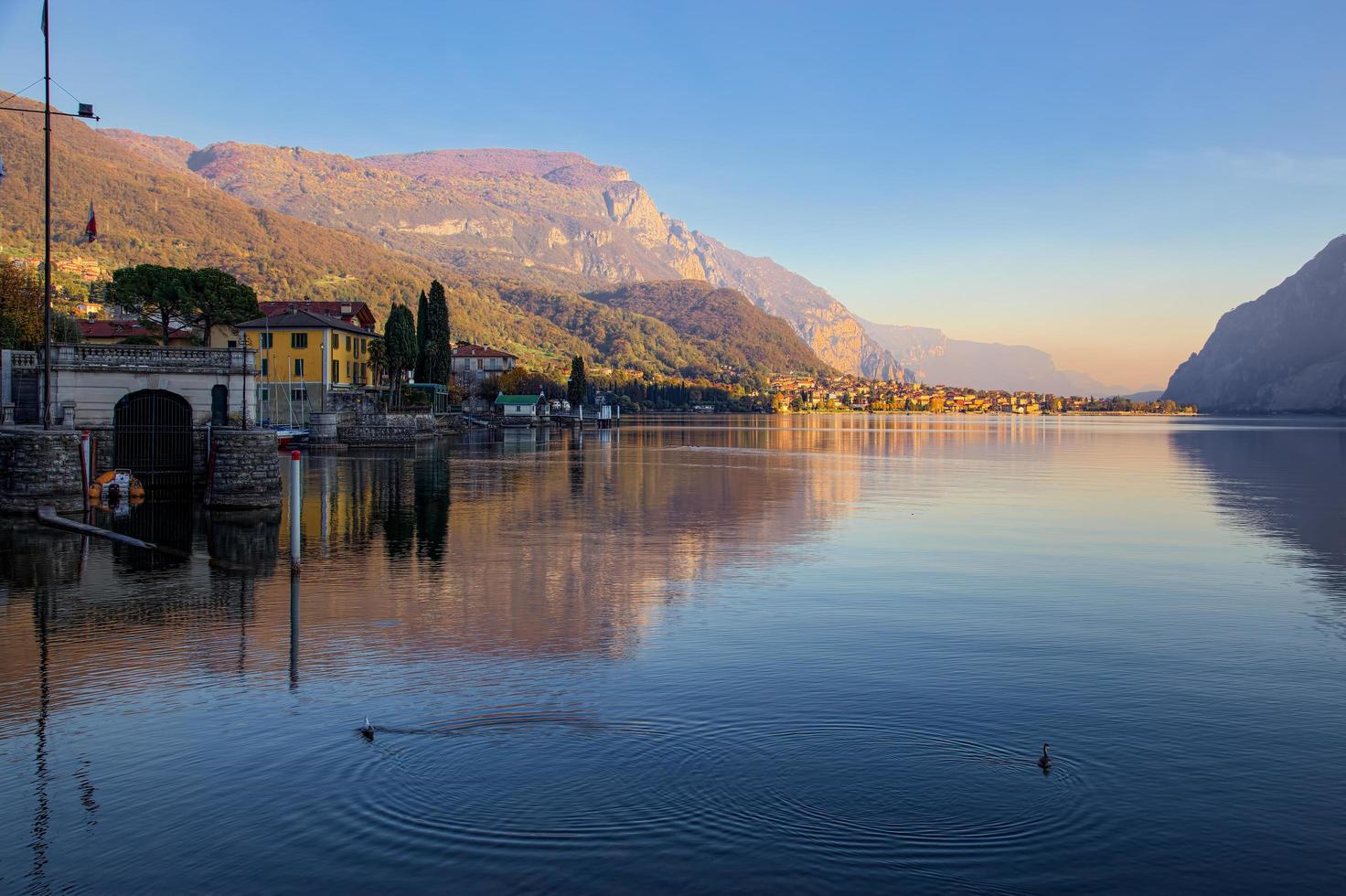 vista panoramica del lago di como da mandello del lario foto