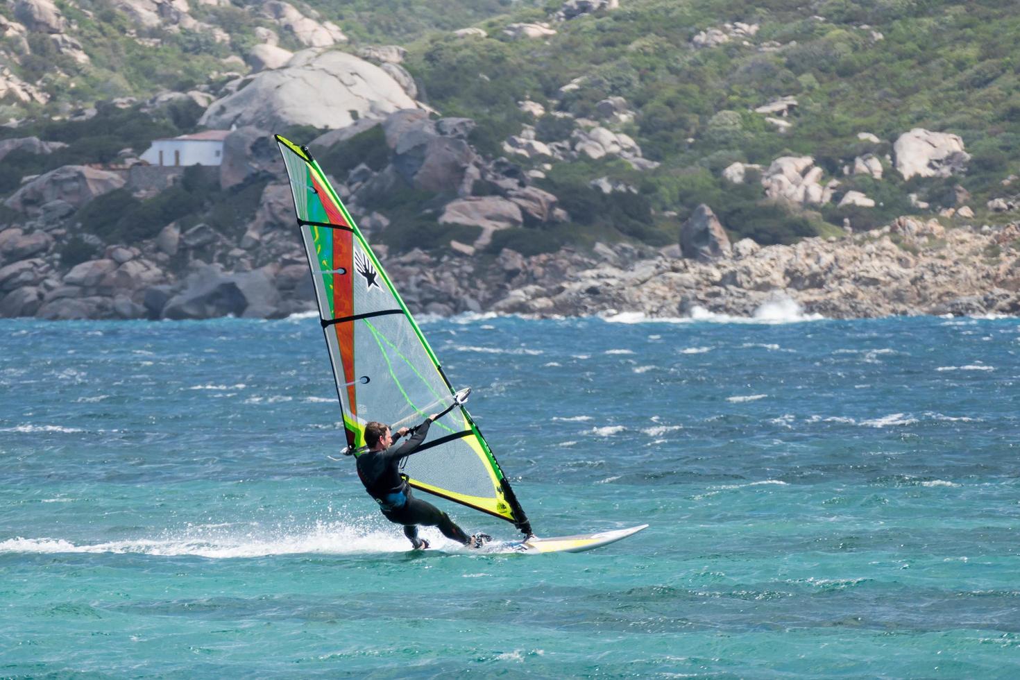 porto pollo, sardegna, italia, 2015. windsurf in una giornata di sole foto