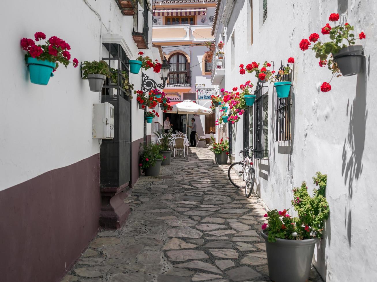 estepona, andalucia, spagna, 2014. tipica scena di strada foto