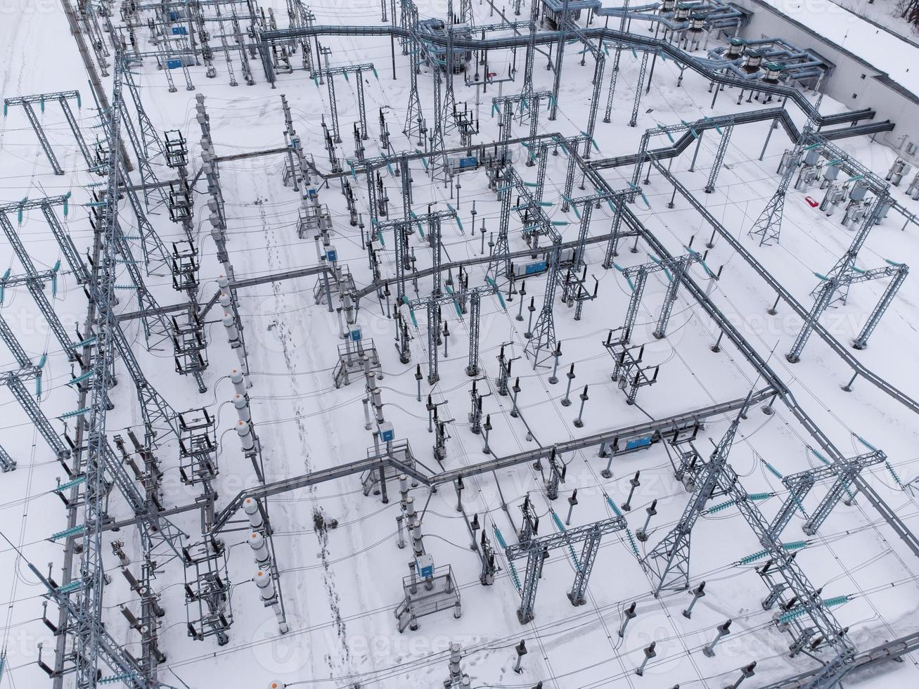 veduta aerea di una sottostazione elettrica ad alta tensione nella stagione invernale. foto