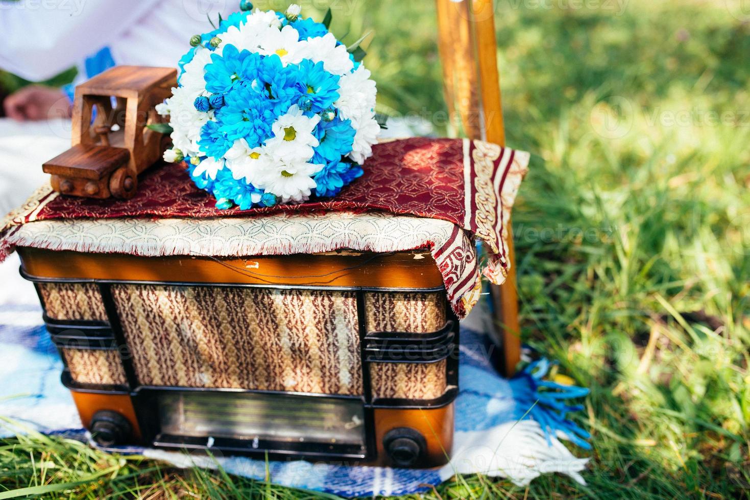 radio retrò in legno con bouquet da sposa foto