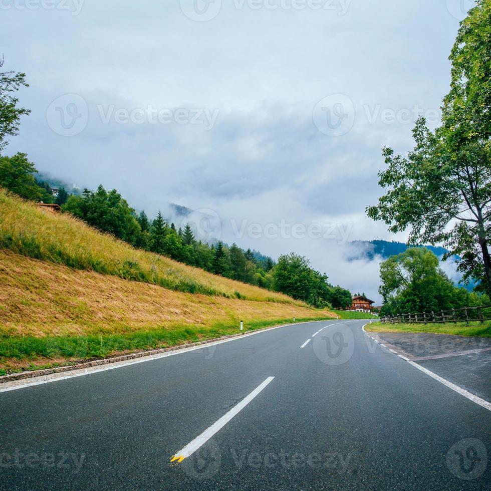 lungo la strada foto