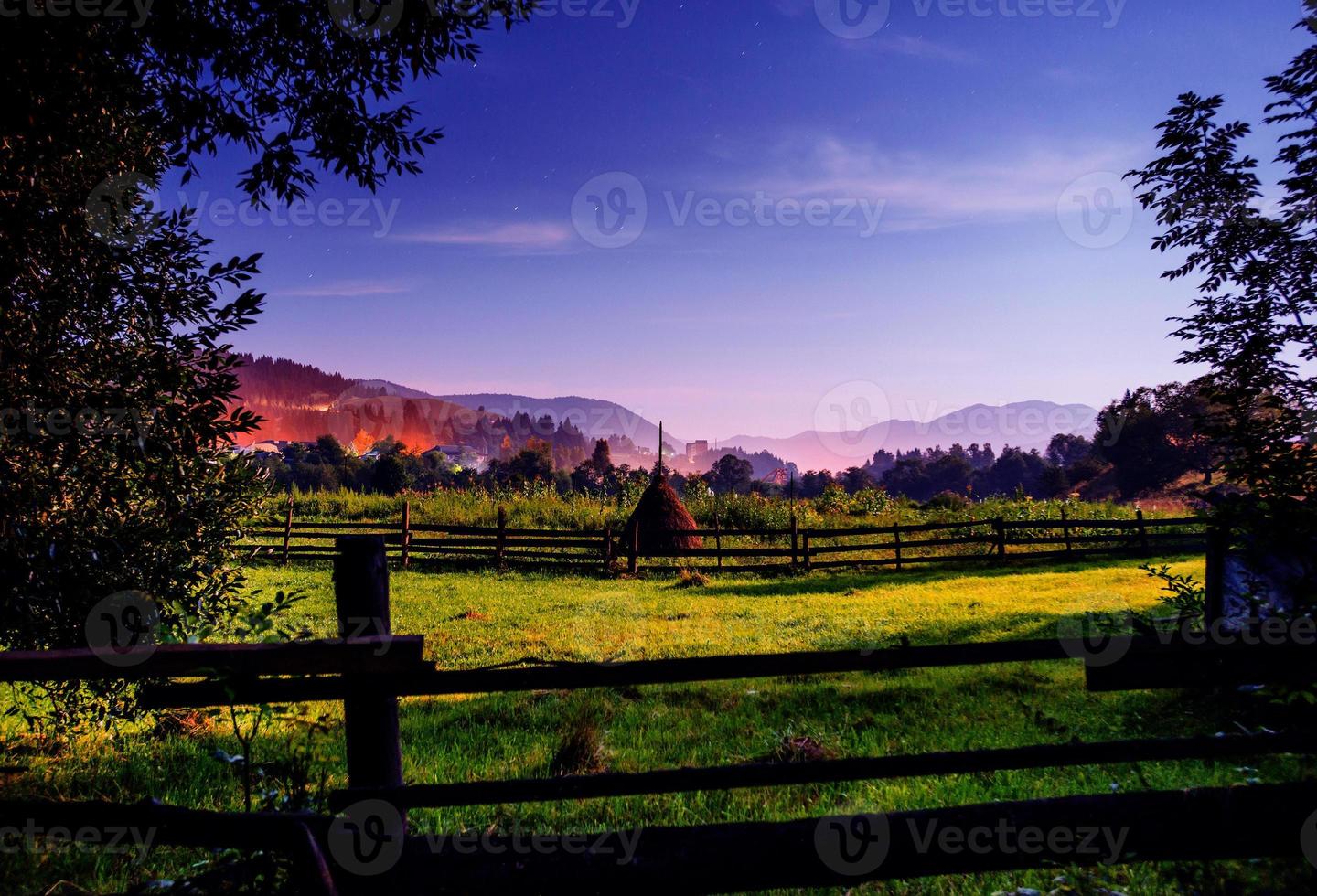 sagoma del villaggio al tramonto foto