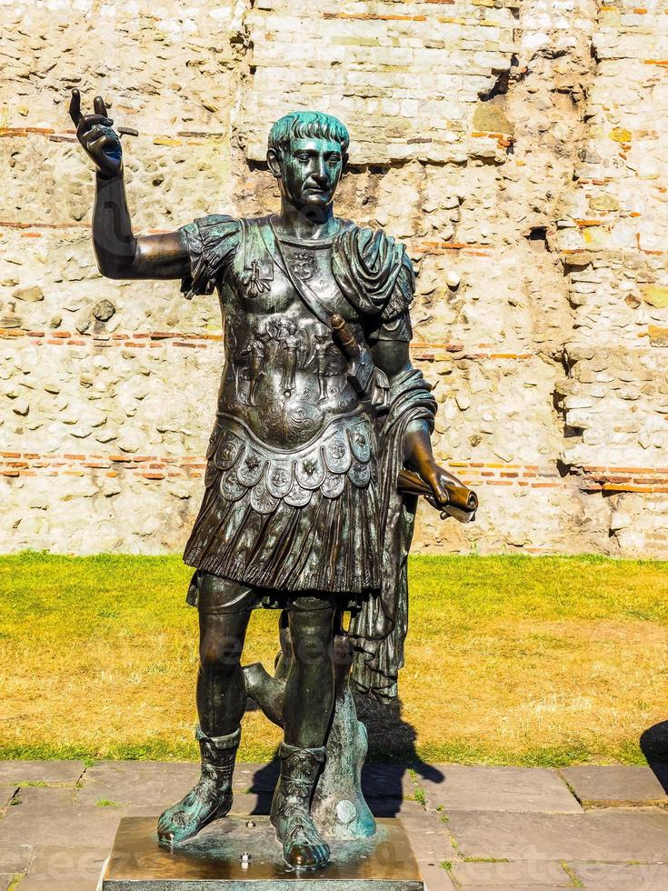 statua di traiano hdr a londra foto