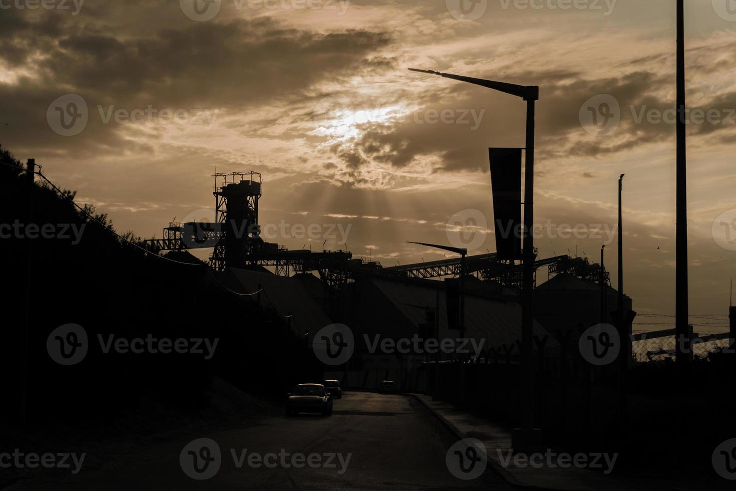 raggi di sole su un silo foto