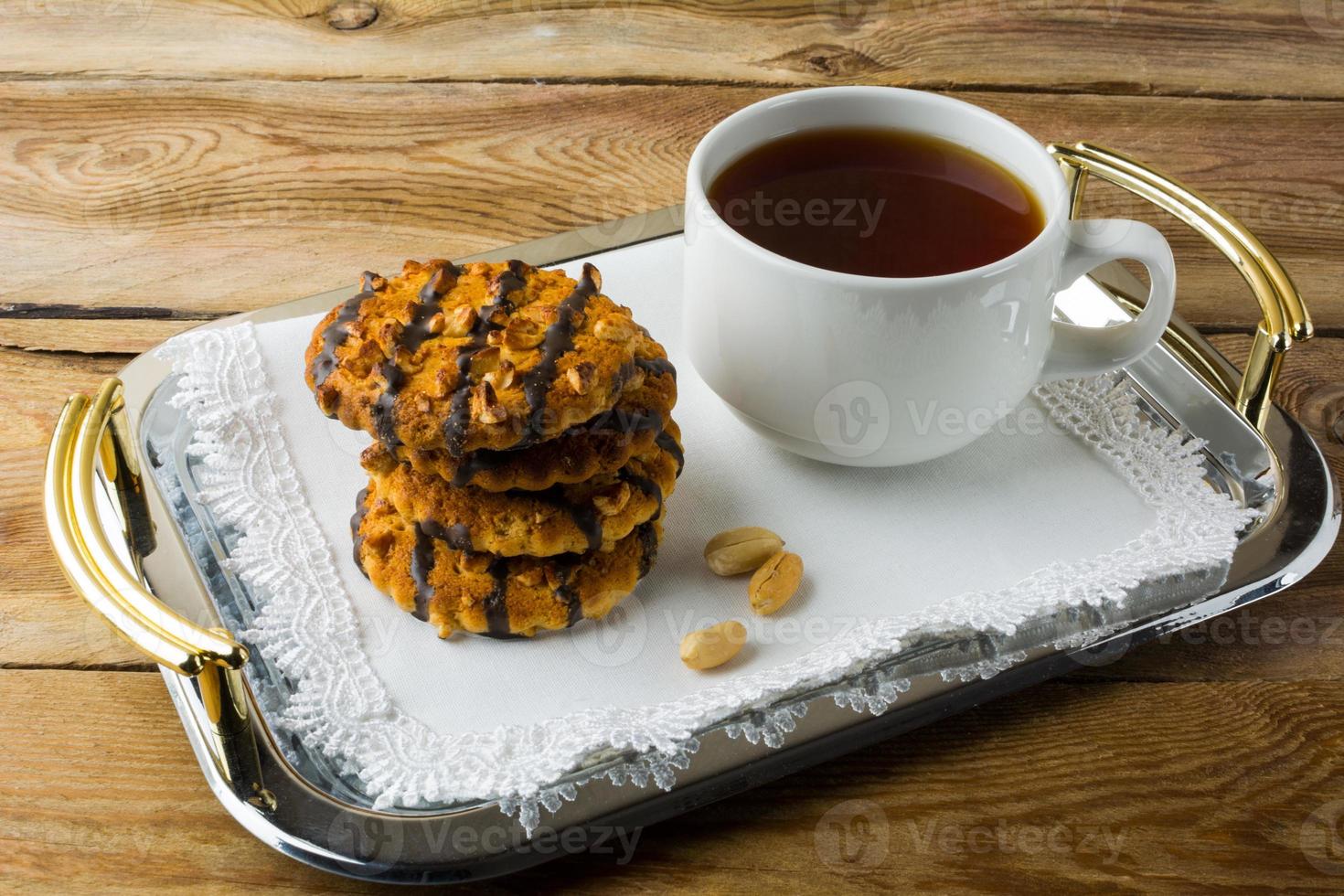 biscotti glassa al cioccolato con arachidi foto