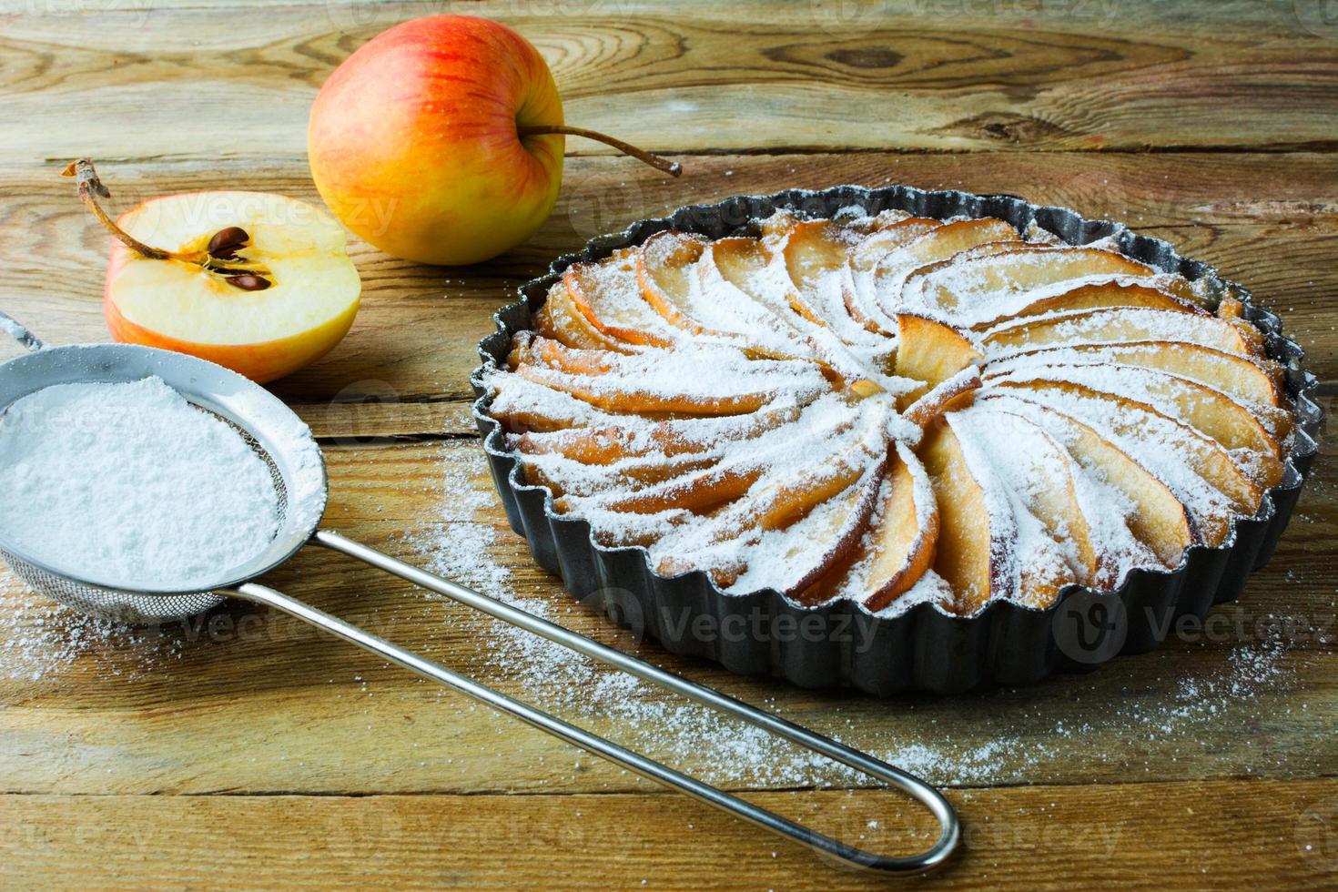 torta di mele e zucchero a velo foto