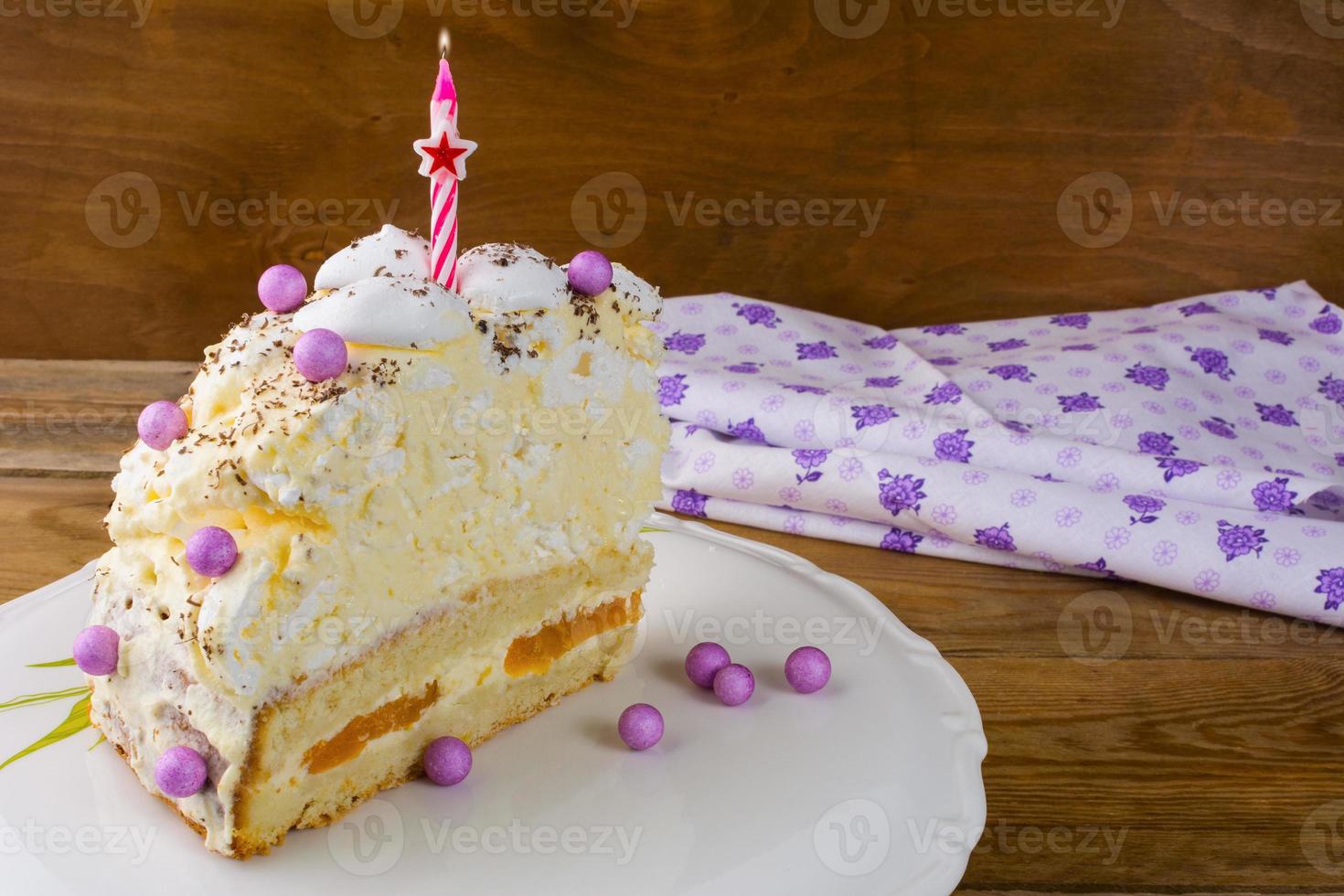 fetta di torta di compleanno di meringa con albicocca foto