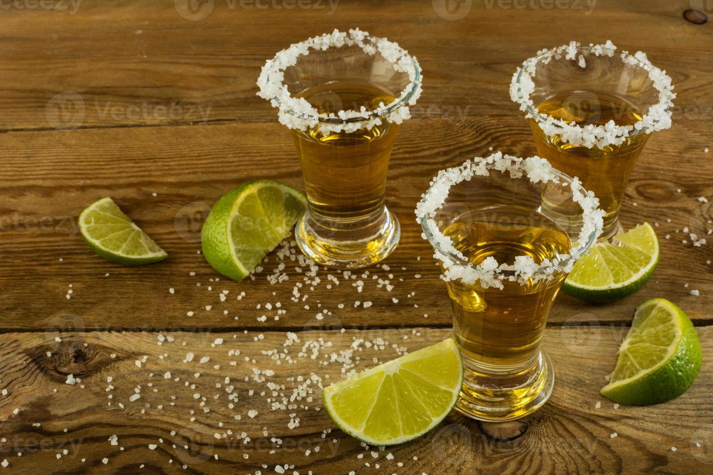 tequila con lime e sale foto
