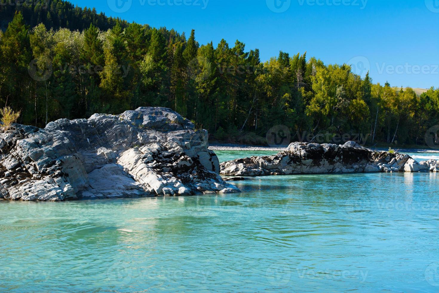 rocce nel fiume turchese foto