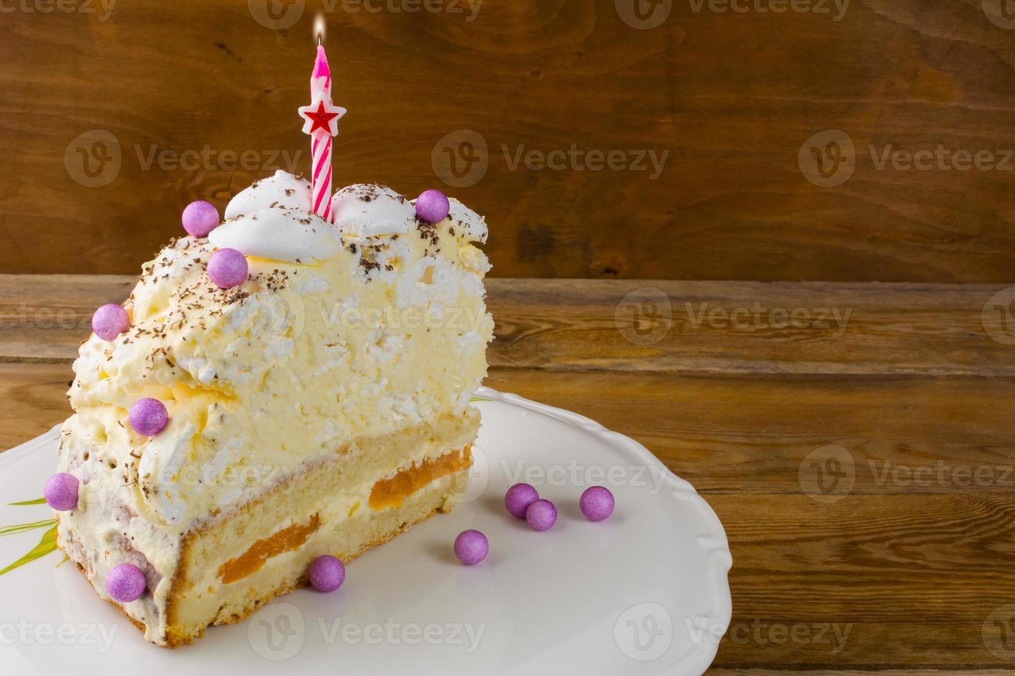 sfondo di compleanno torta con candele accese foto