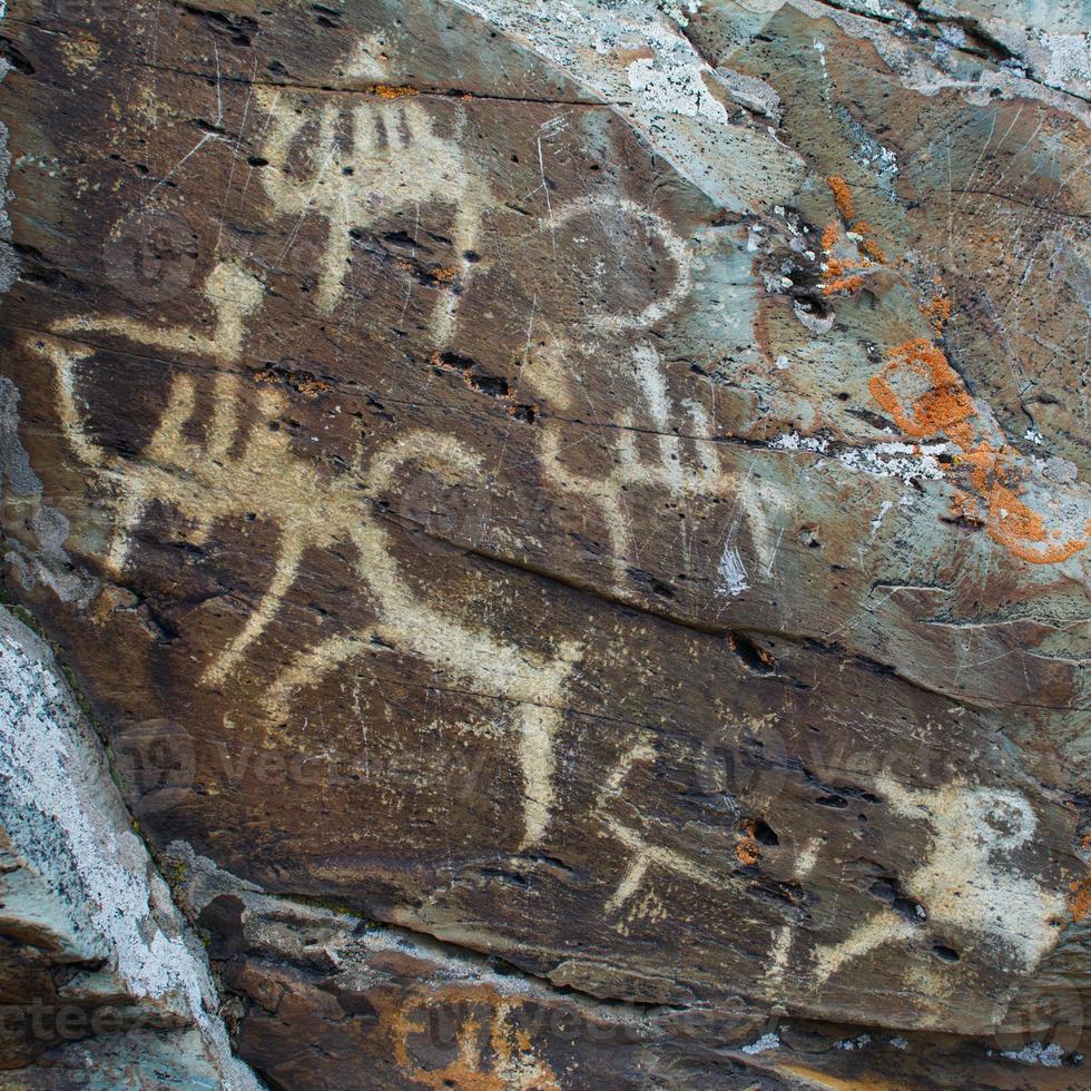 scene di caccia petroglifi paleolitici foto