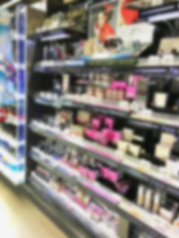 scaffali sfocati di bellezza e cosmetici nel supermercato foto