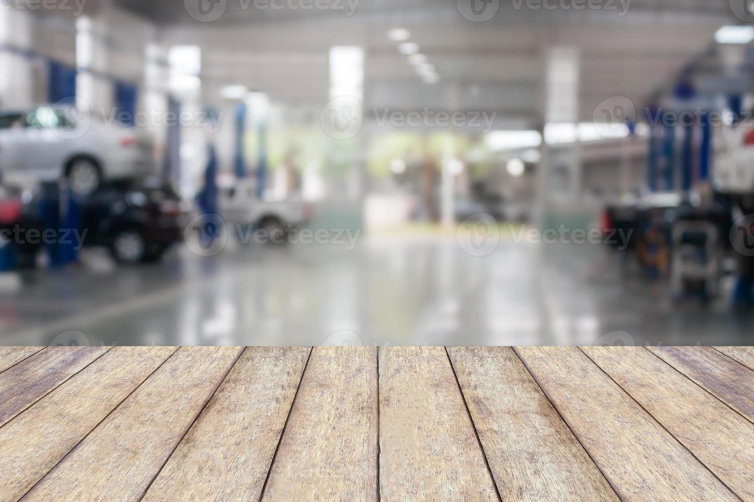 piano del tavolo in legno con sfocatura dello sfondo del garage foto