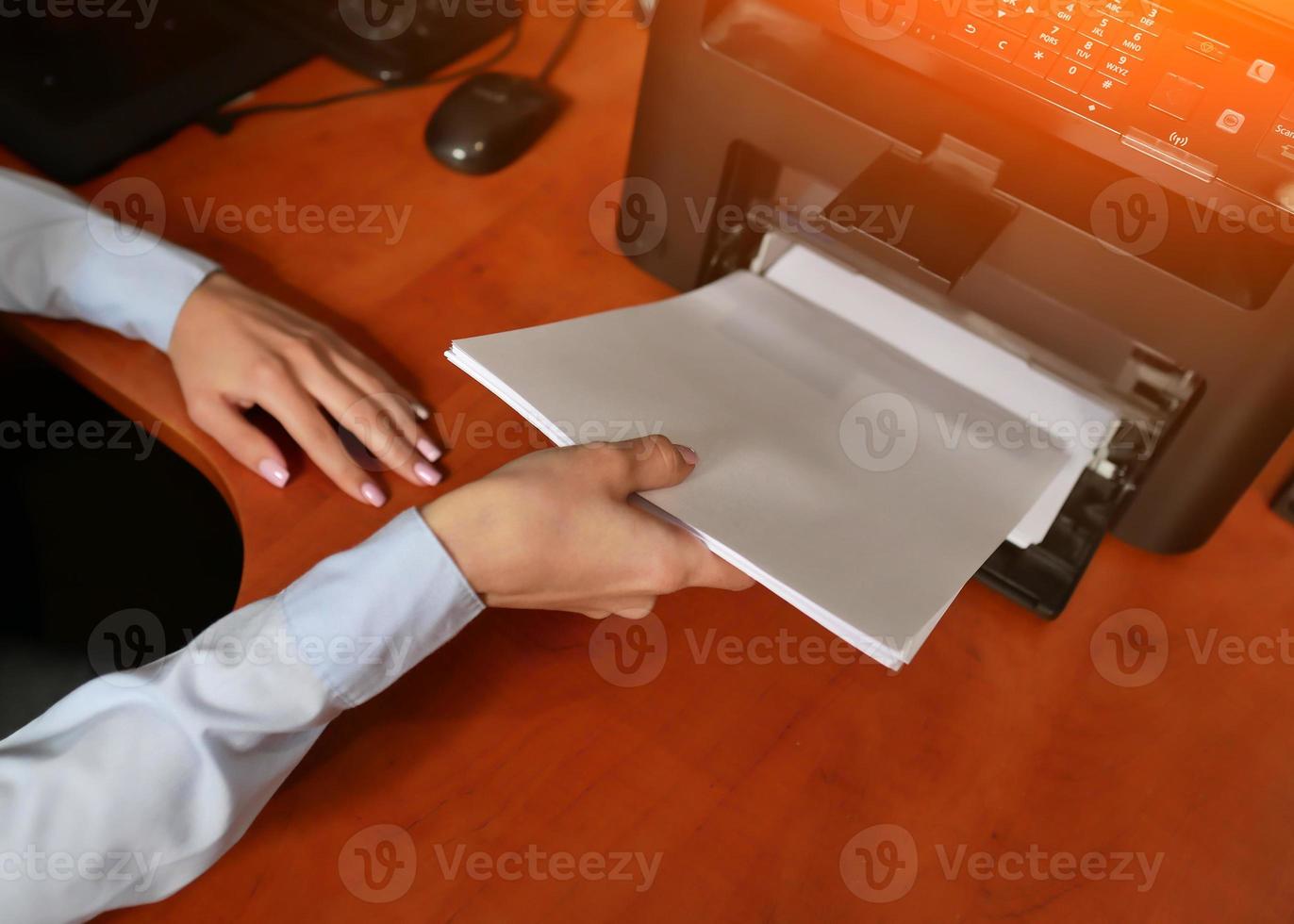 imprenditrice uomo d'affari mettere il foglio di carta nel vassoio della stampante foto