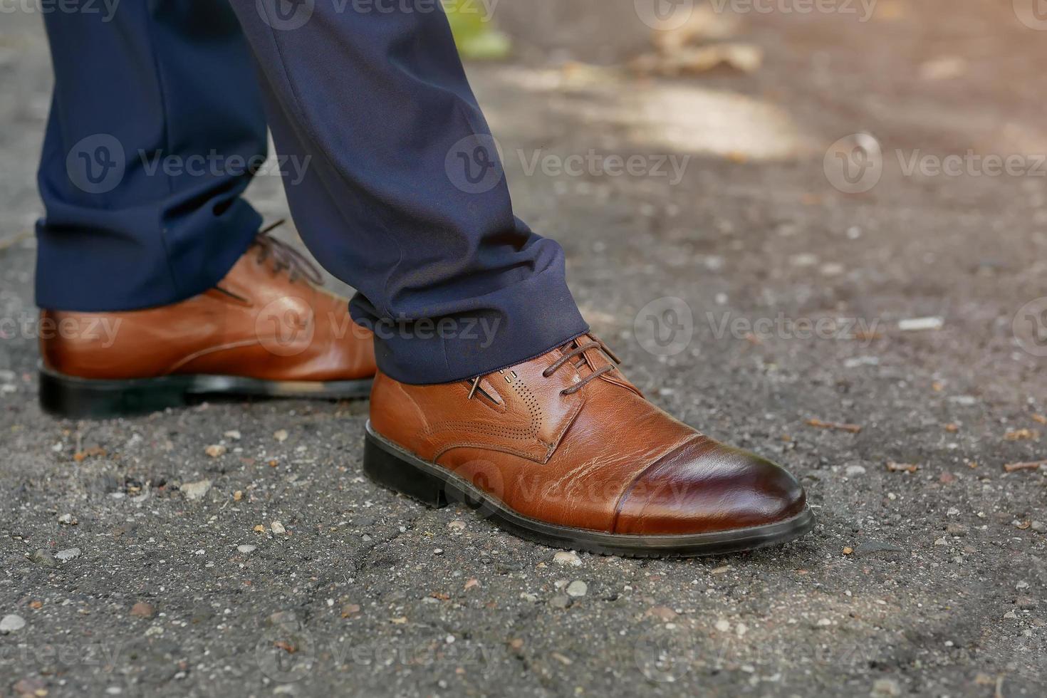 eleganti scarpe da uomo marroni da vicino foto