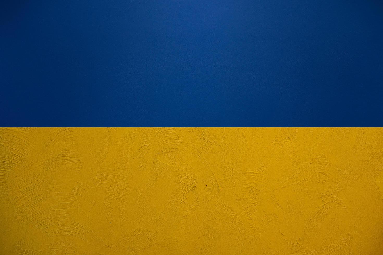 sfondo della bandiera dell'ucraina in blu e giallo dal modello di struttura della parete di gesso foto