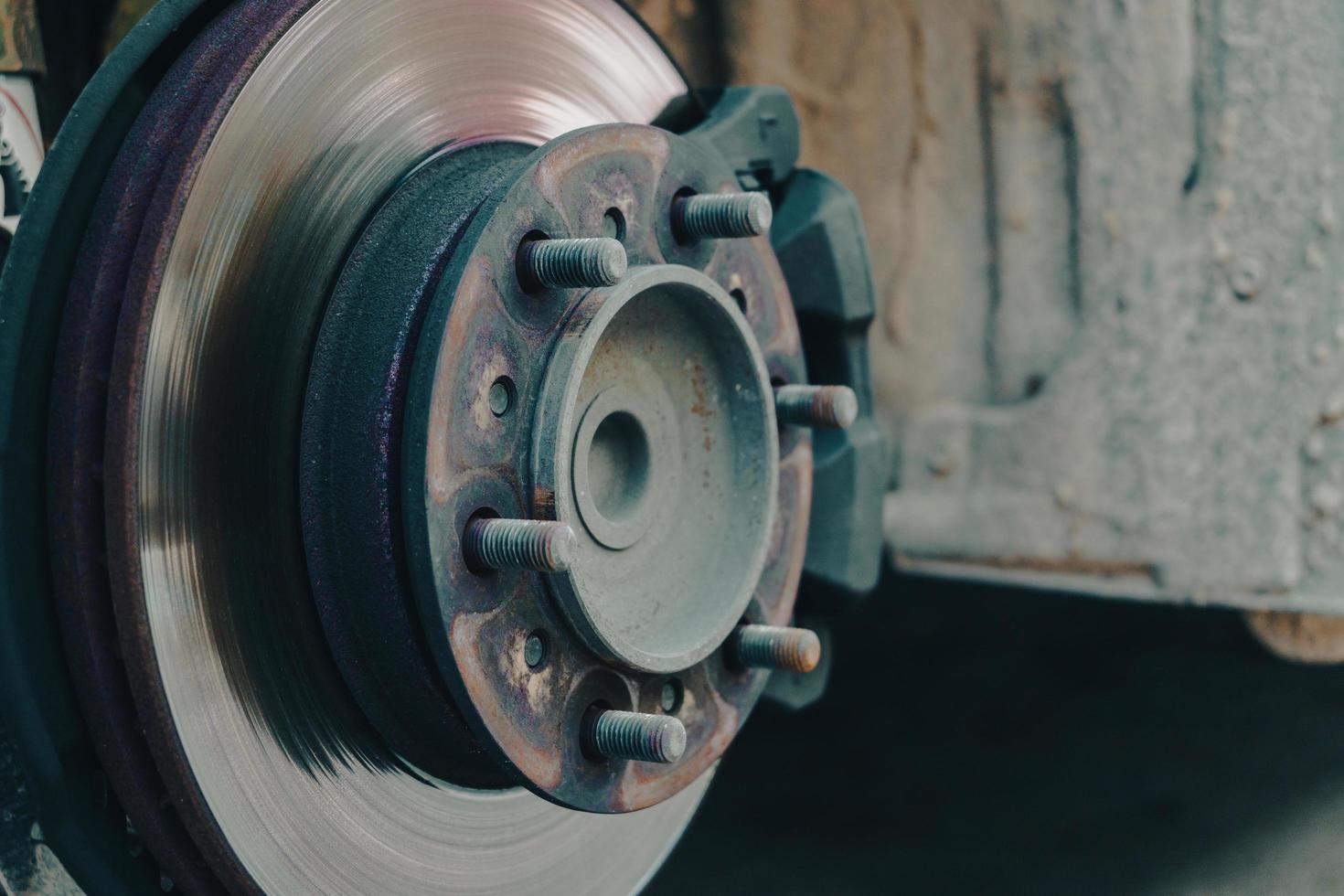 freni a disco di vecchie auto, furgoni con le gomme rotte parcheggiate sul ciglio della strada per cambiare le gomme in un garage di campagna foto