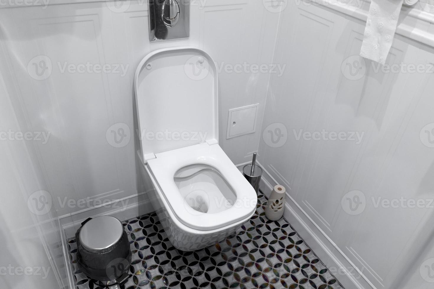 primo piano della toilette in un hotel moderno foto
