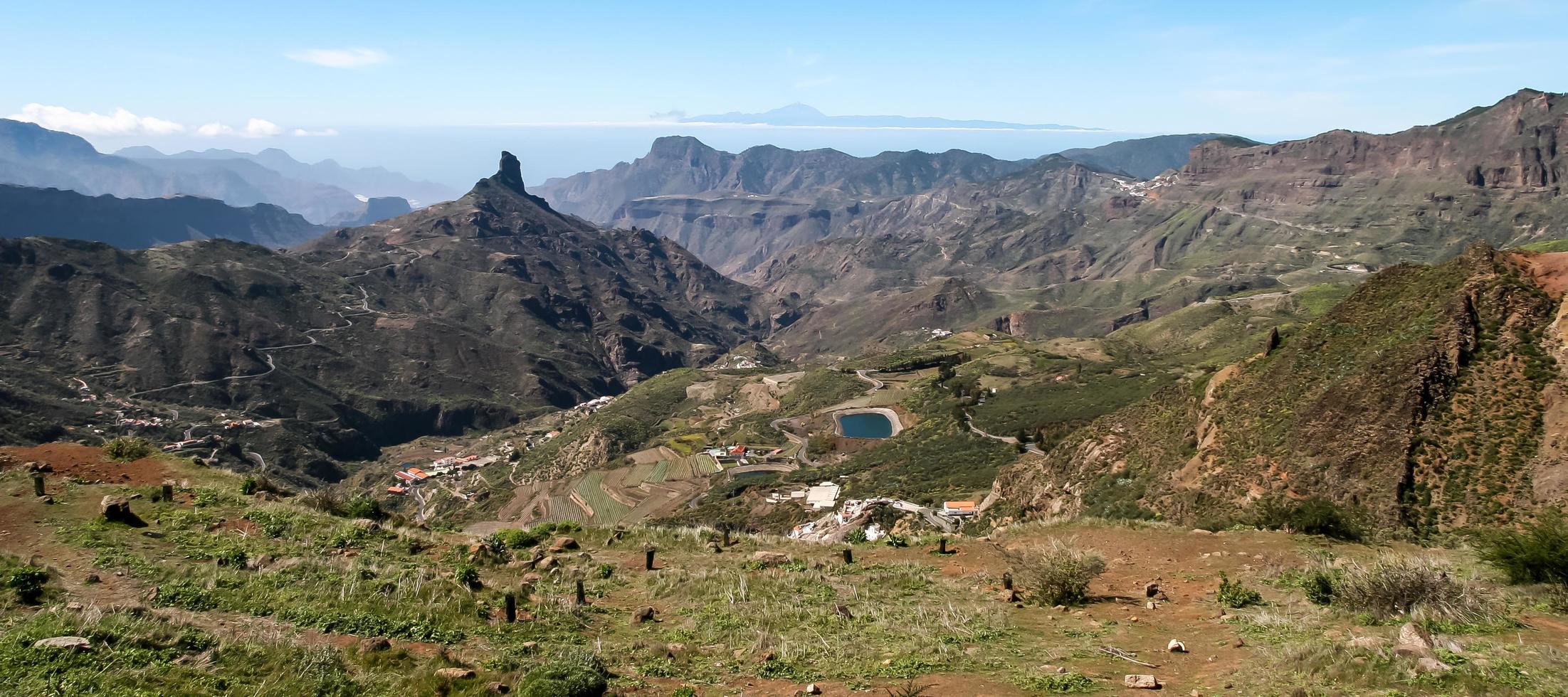 gran canaria, isole canarie, spagna, 2007. una vista panoramica delle montagne e delle valli foto