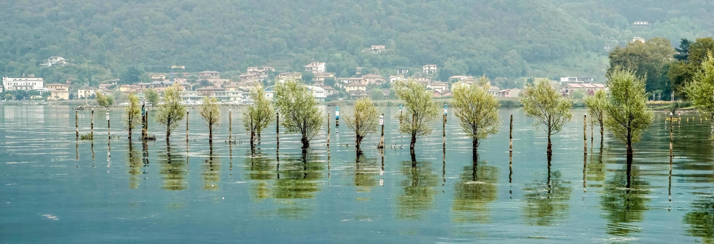 una veduta del lago d'iseo a sarnico foto