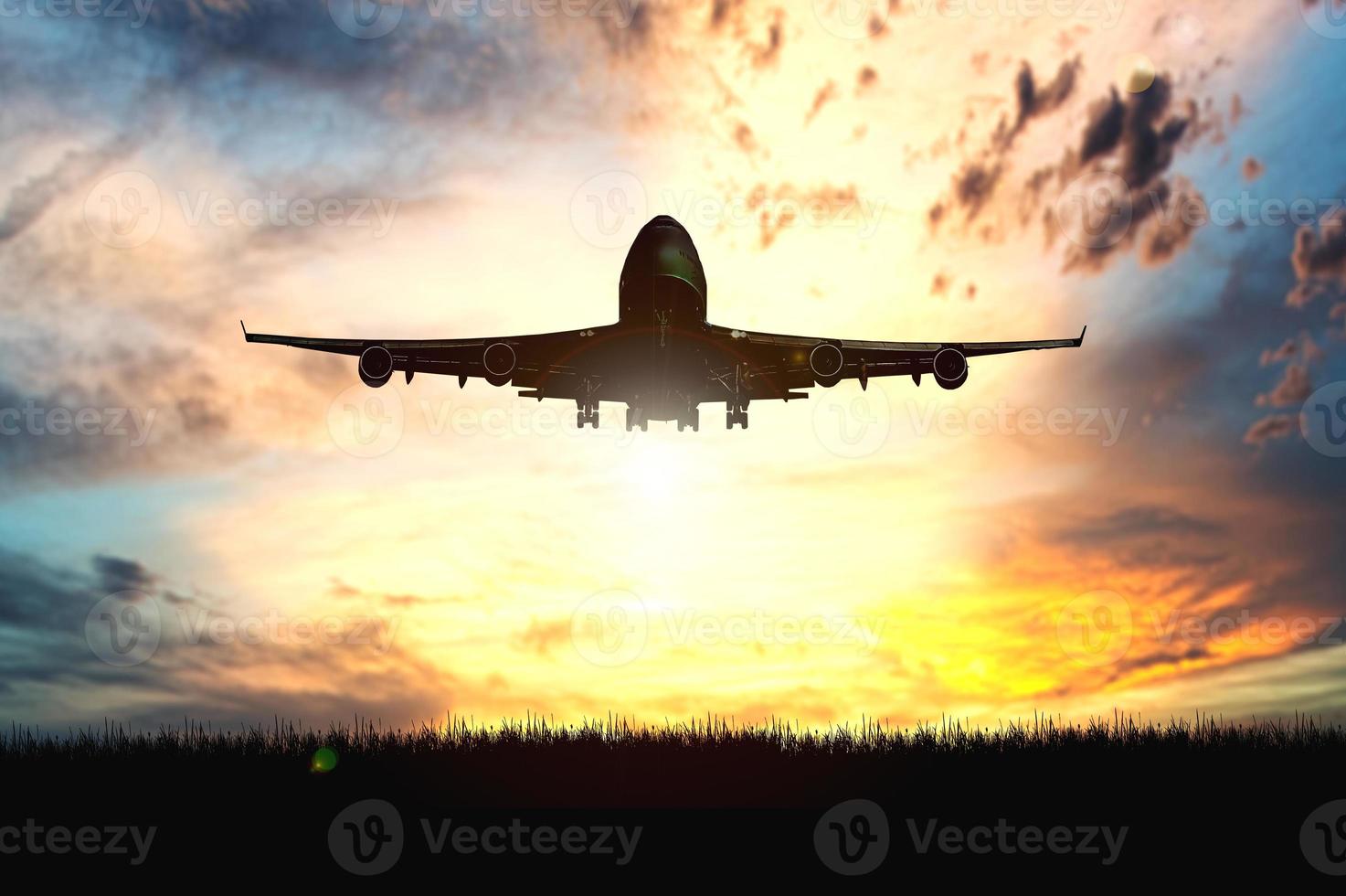 sagoma di un aereo passeggeri che decolla dall'aeroporto la sera. foto