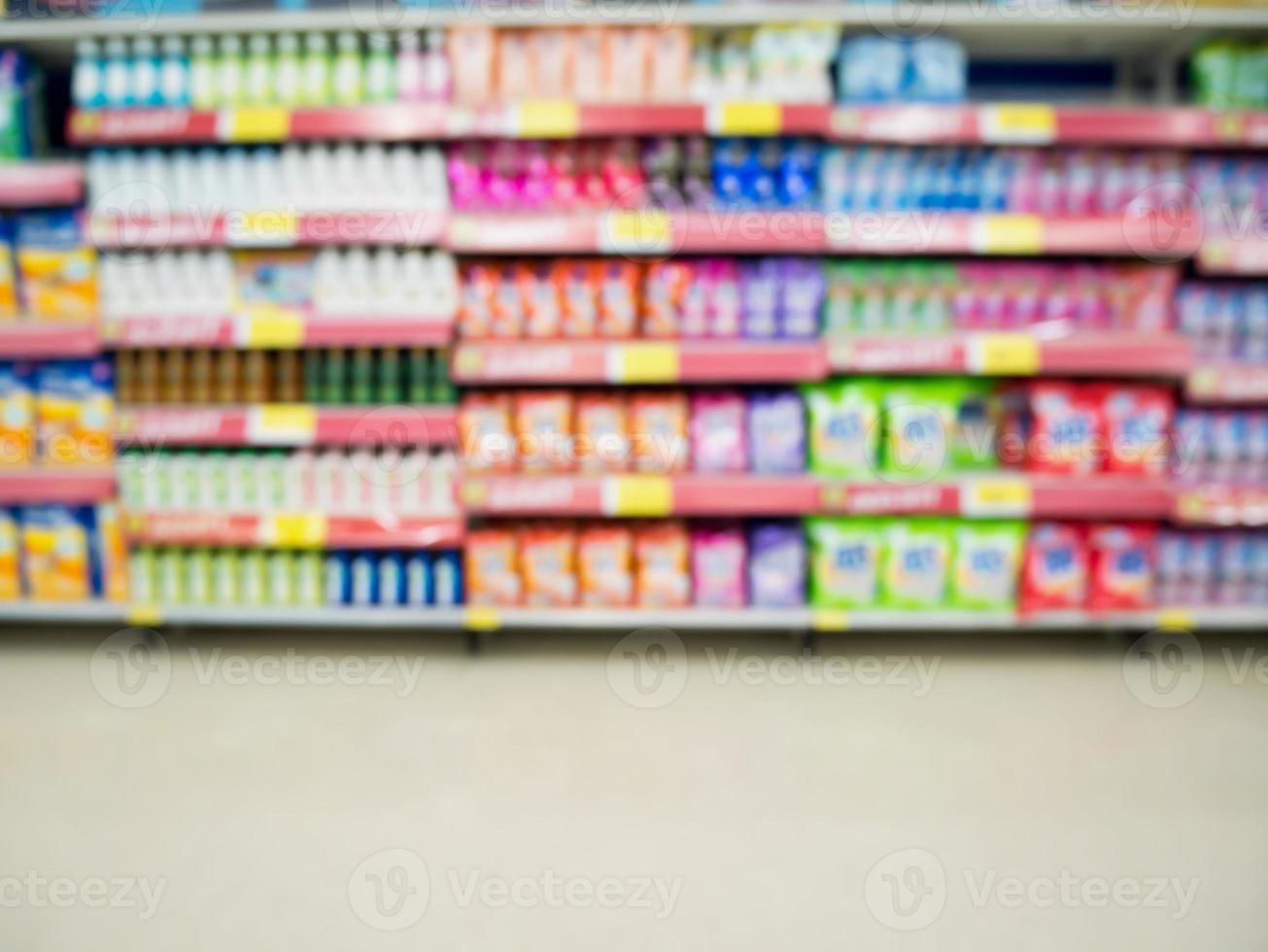 scaffali per detersivi in supermercato o negozio di alimentari sfondo sfocato foto