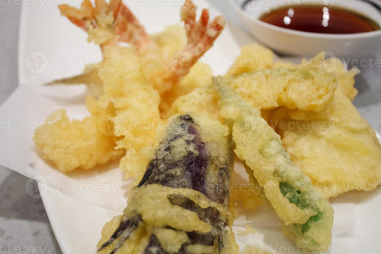 cucina giapponese - gamberi in tempura con salsa foto