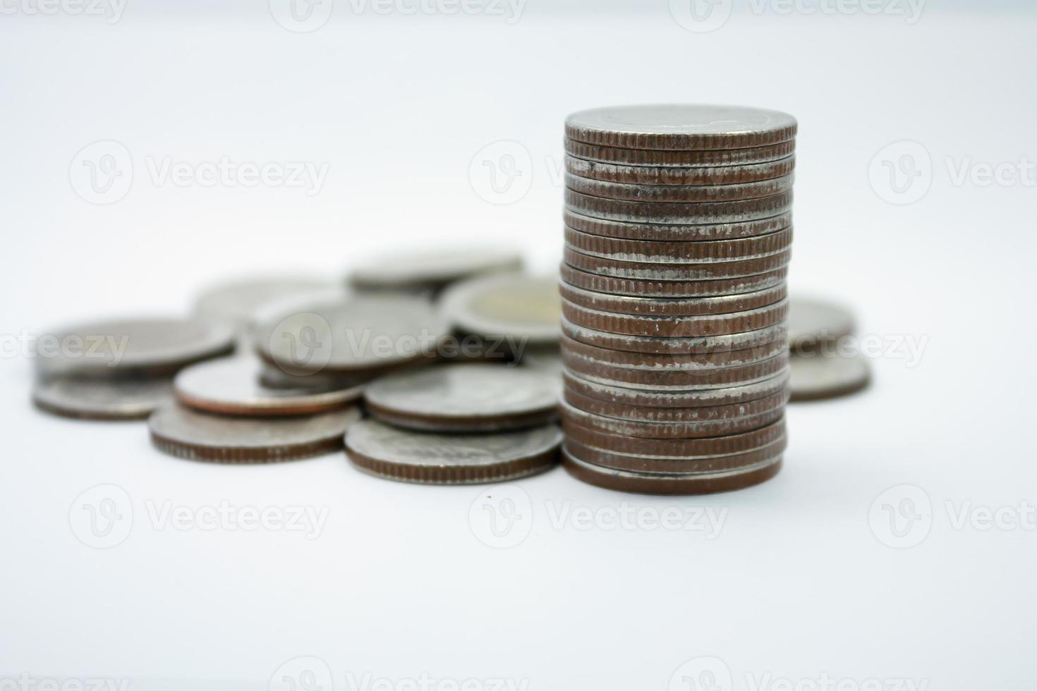 pila di monete d'argento isolata su sfondo bianco foto