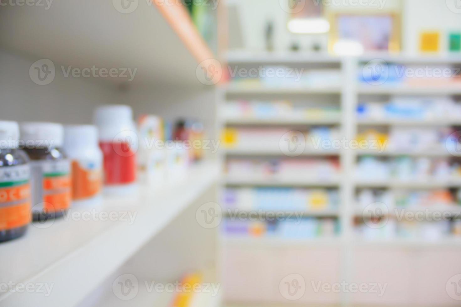 sfocare gli scaffali dei farmaci nel negozio della farmacia foto