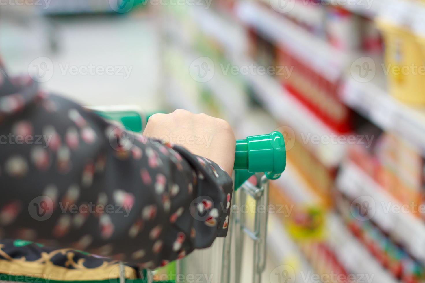 closeup donna shopping nel supermercato foto