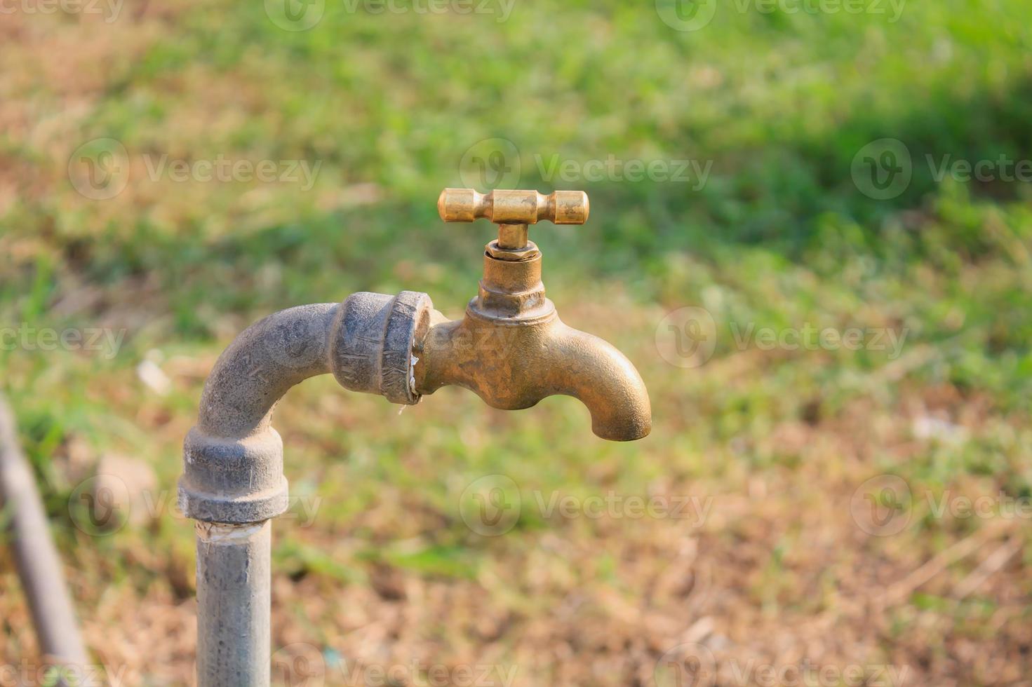 vecchio rubinetto dell'acqua foto