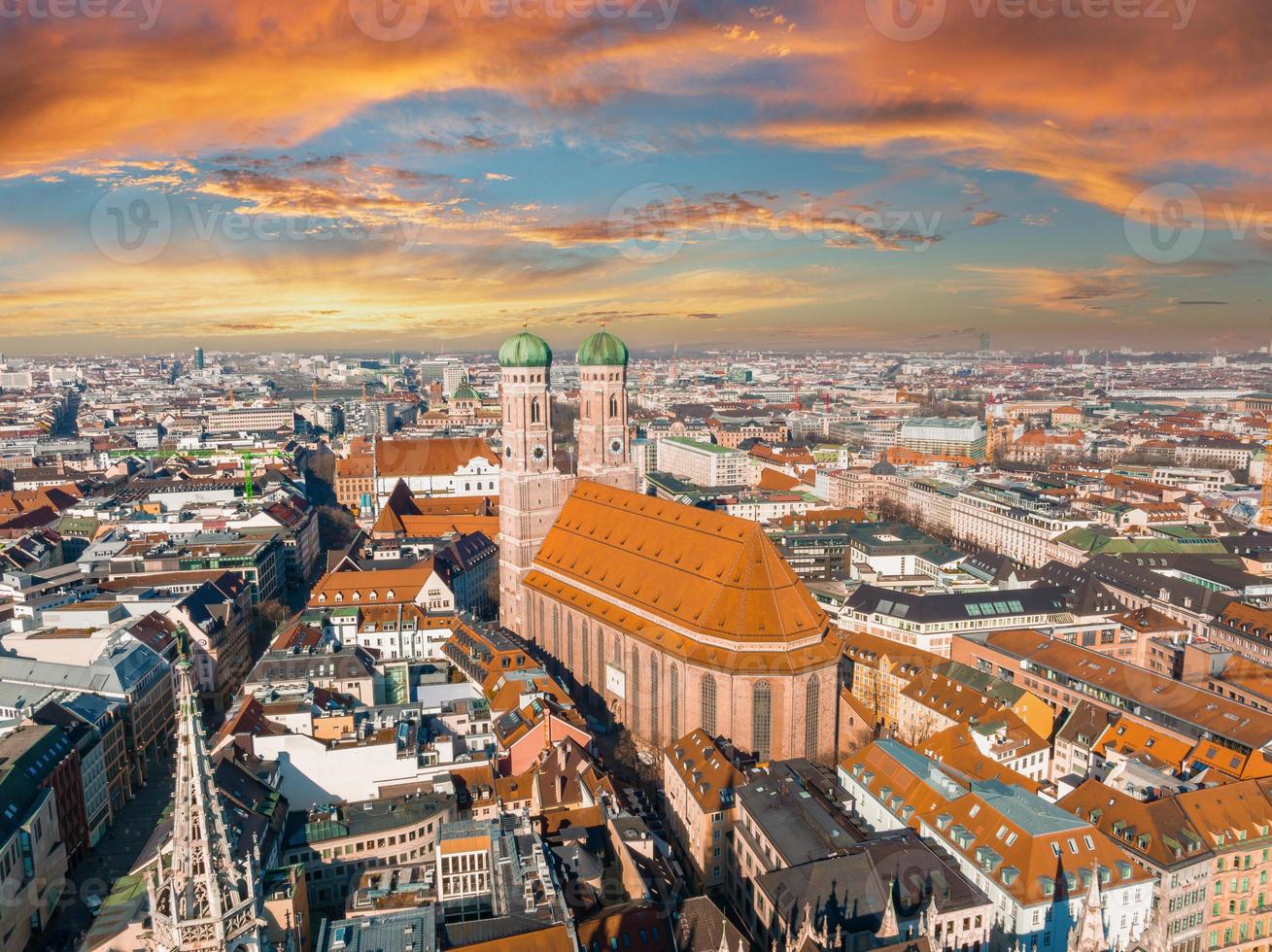 vista aerea sul municipio di Marienplatz e sulla Frauenkirche a Monaco di Baviera foto