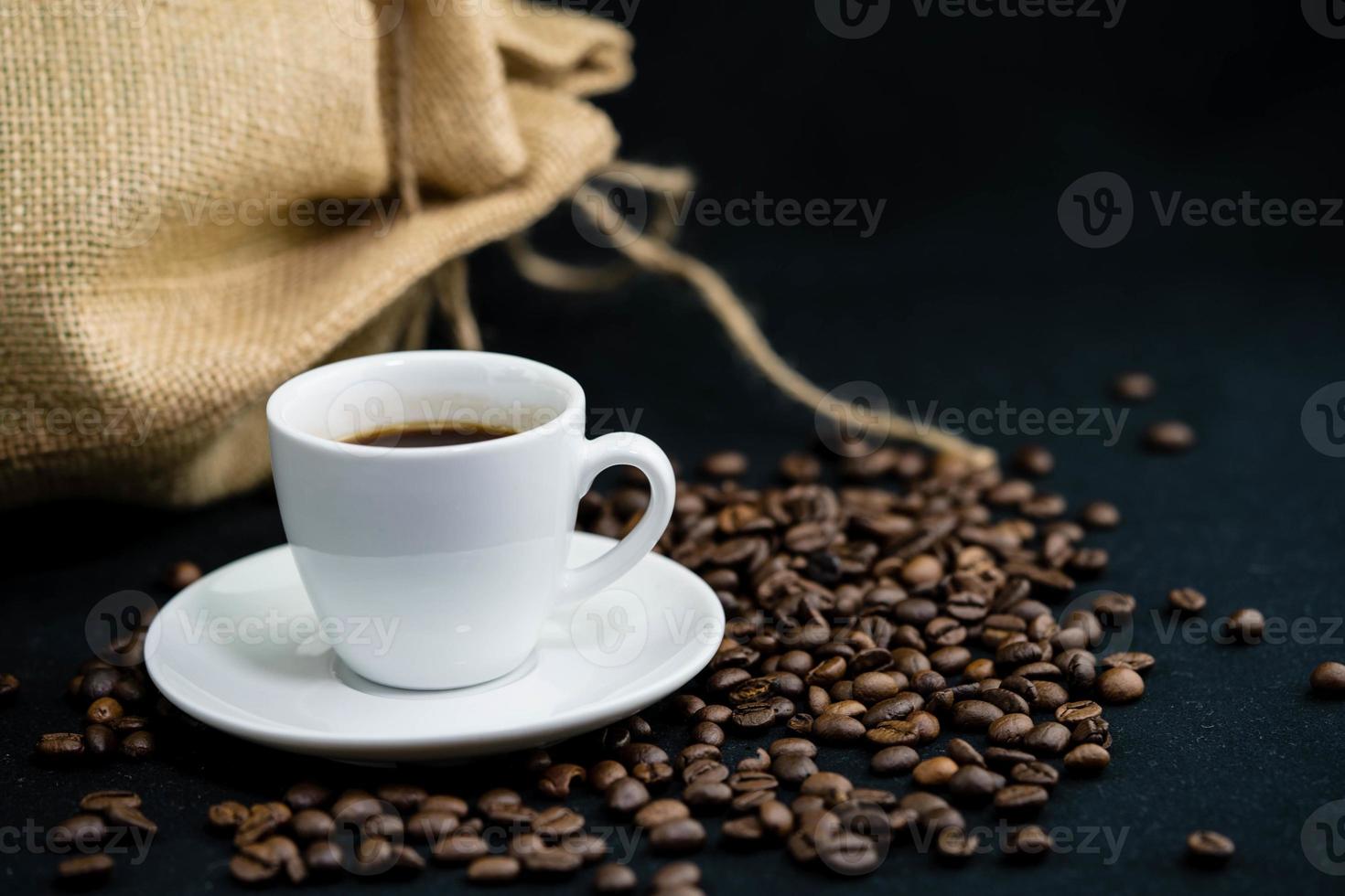 chicchi di caffè marroni appena tostati foto