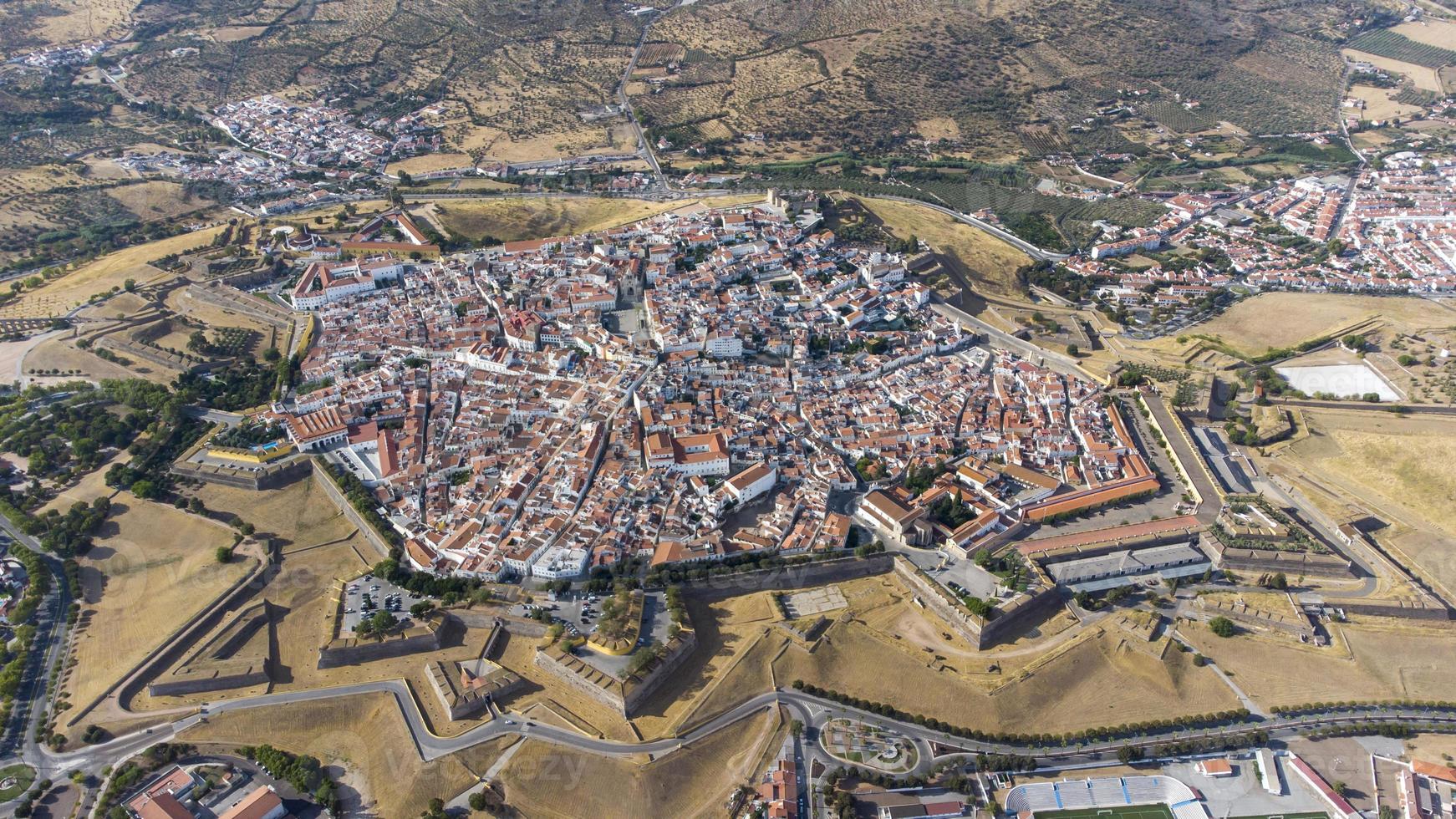 vista aerea del drone delle fortificazioni, della città di confine della guarnigione di elvas e delle sue fortificazioni. patrimonio mondiale dell'unesco portogallo. sito storico. meta turistica per le vacanze. portogallo, alentejo, elva. foto