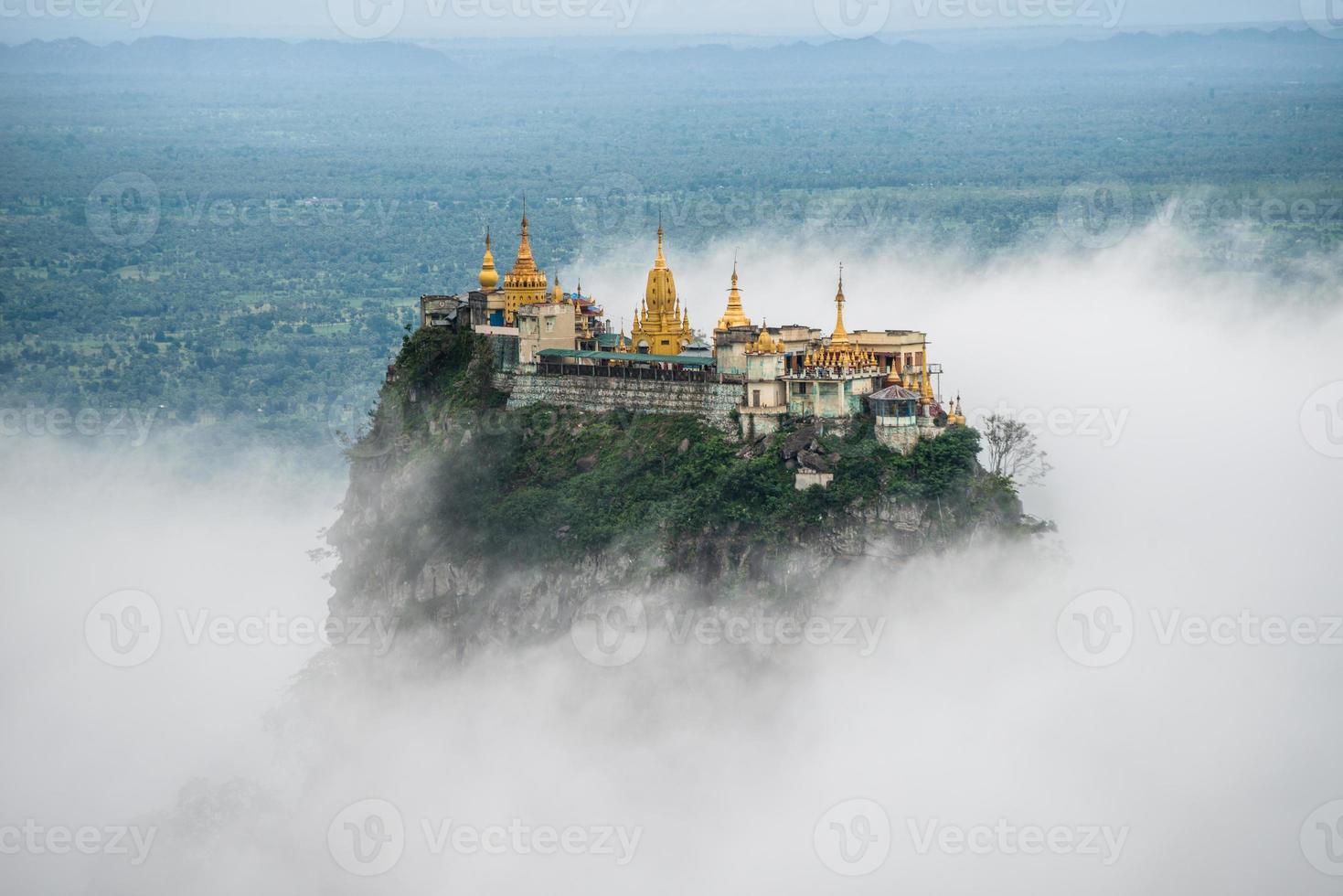 vista spettacolare del monte popa sopra le nuvole. mt.popa è la casa di nat, il fantasma della mitologia birmana. questo posto è il vecchio vulcano in myanmar. foto