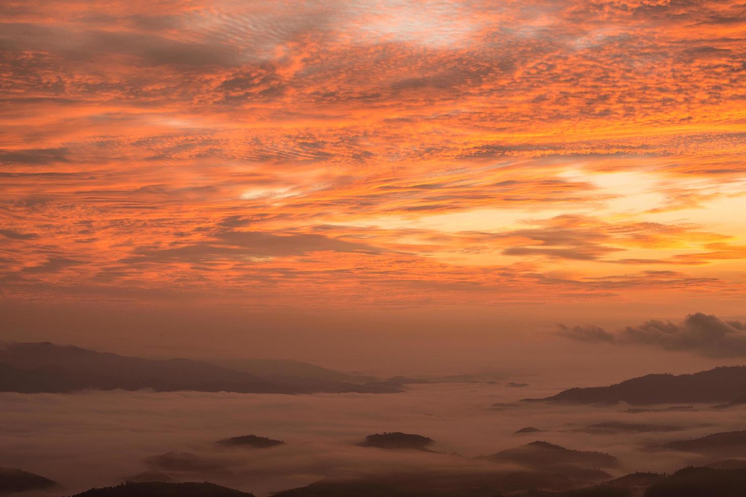 vista dell'alba del mattino durante il crepuscolo vista da doi kart phee le montagne dell'altopiano a chiang rai, la regione settentrionale della thailandia. foto