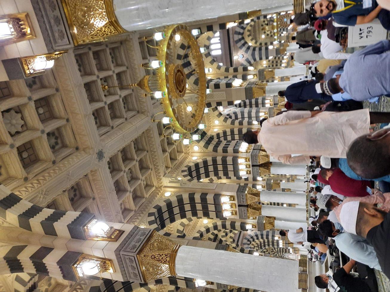 madinah, arabia saudita, dicembre 2021 - i visitatori di tutto il mondo sono impegnati a ricordare allah in diverse parti della moschea dei profeti madinah. foto