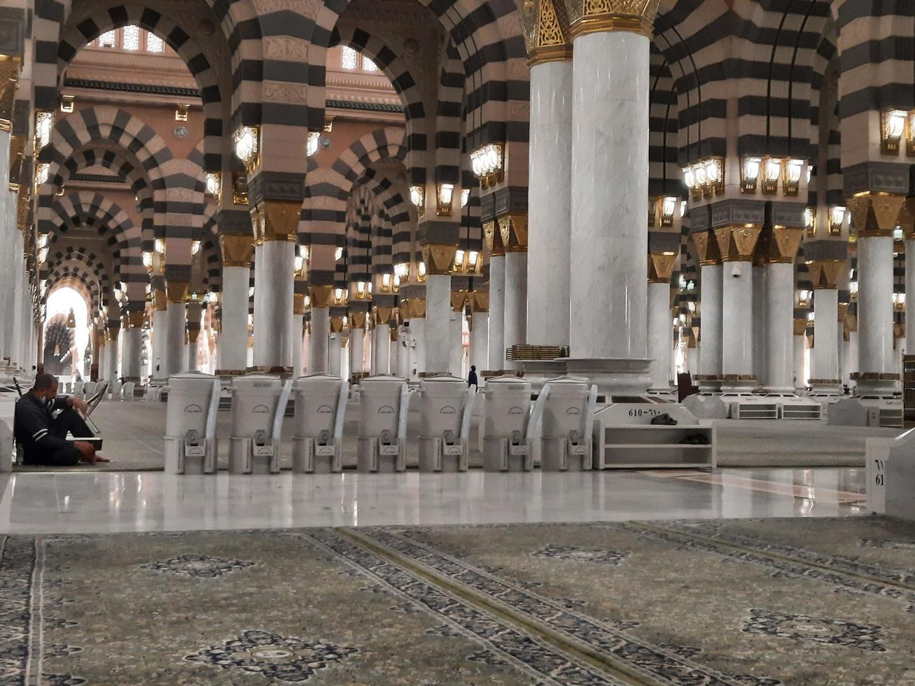 madinah, arabia saudita, dicembre 2021 - i visitatori di tutto il mondo sono impegnati a ricordare allah in diverse parti della moschea dei profeti madinah. foto