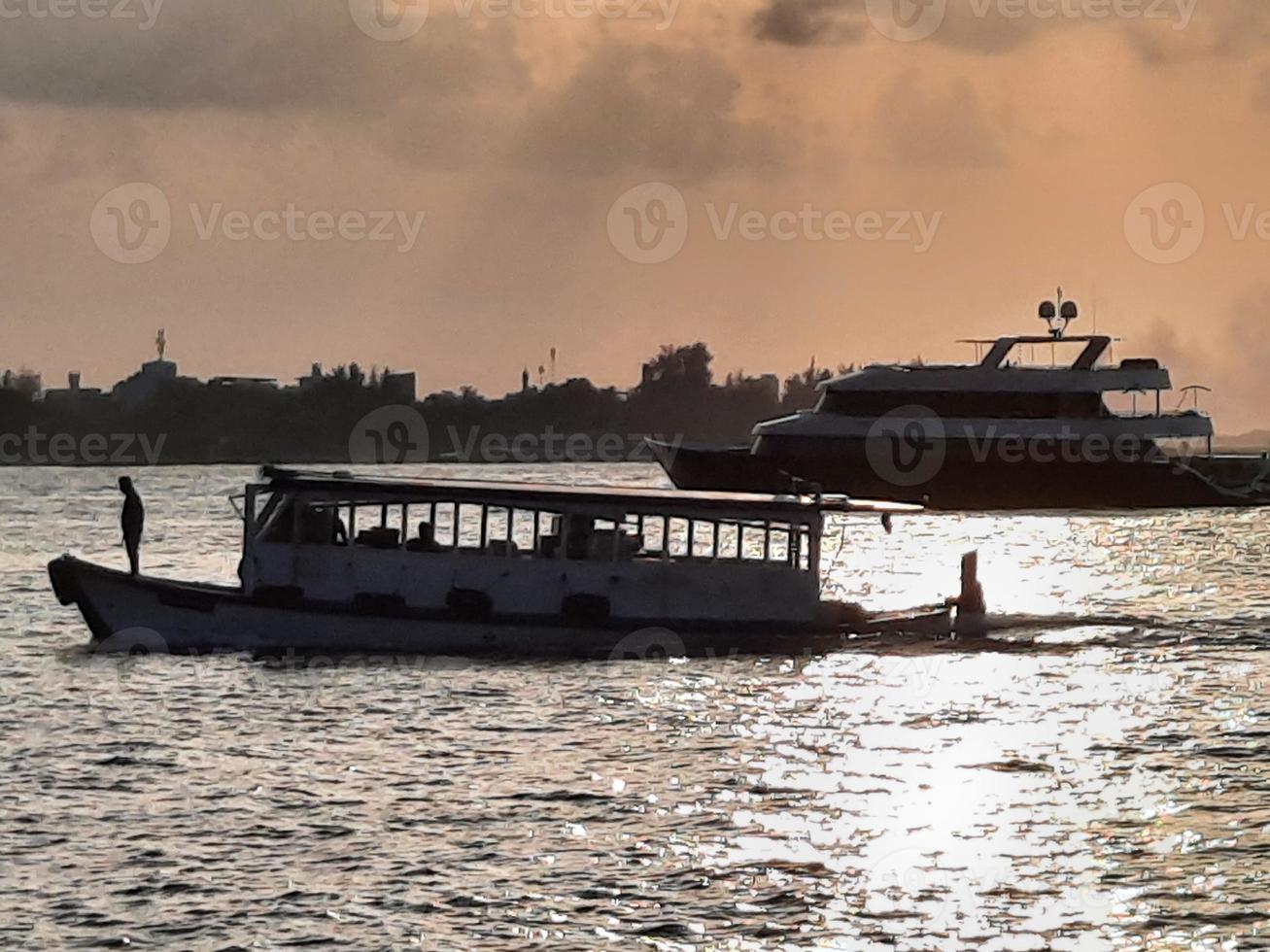 bel tramonto sulla spiaggia maschile, maldive foto