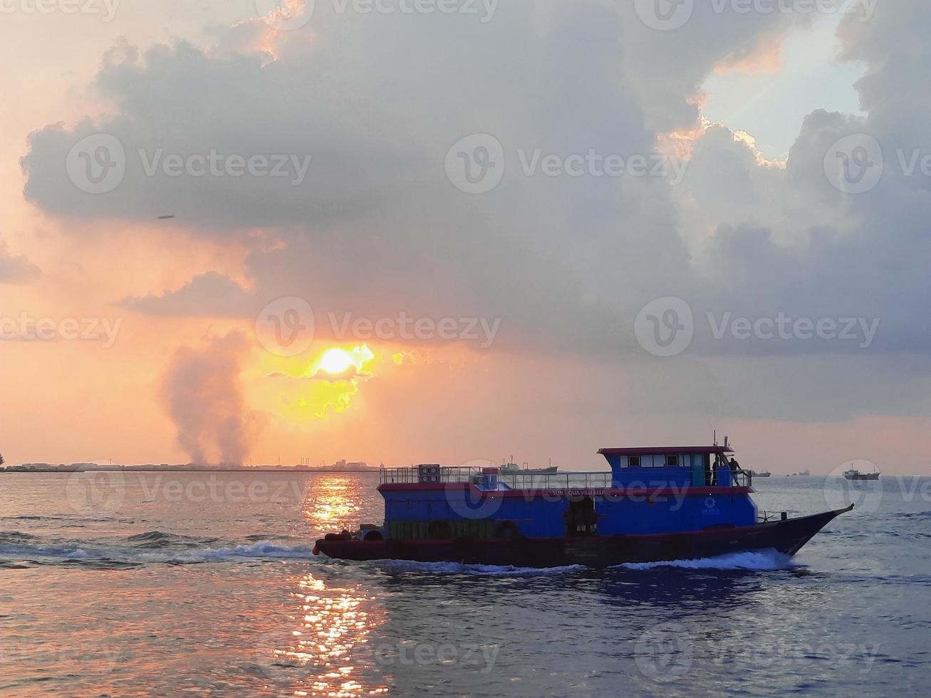 bel tramonto sulla spiaggia maschile, maldive foto