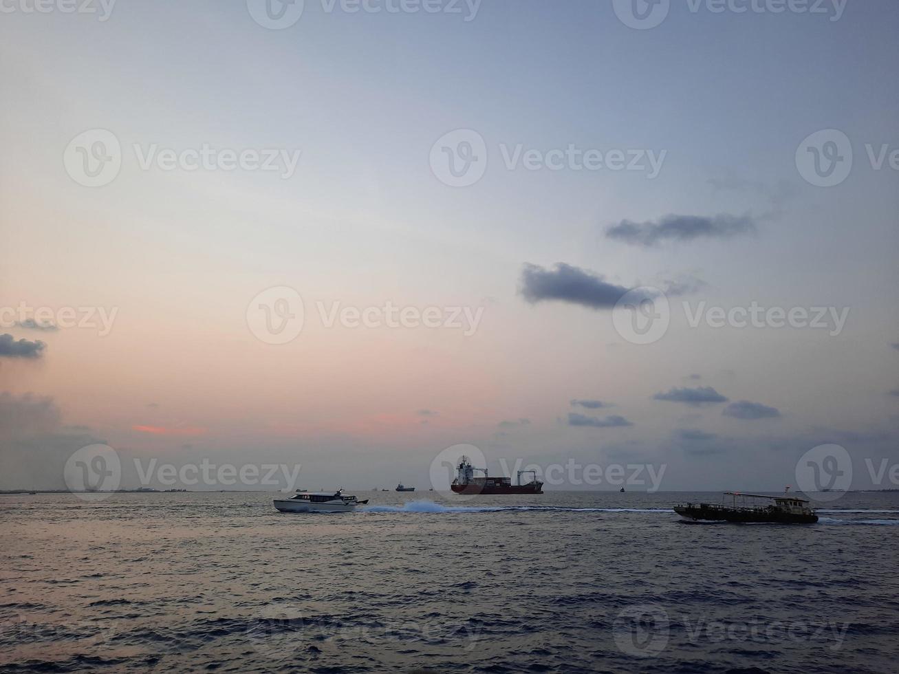 bel tramonto sulla spiaggia maschile, maldive foto