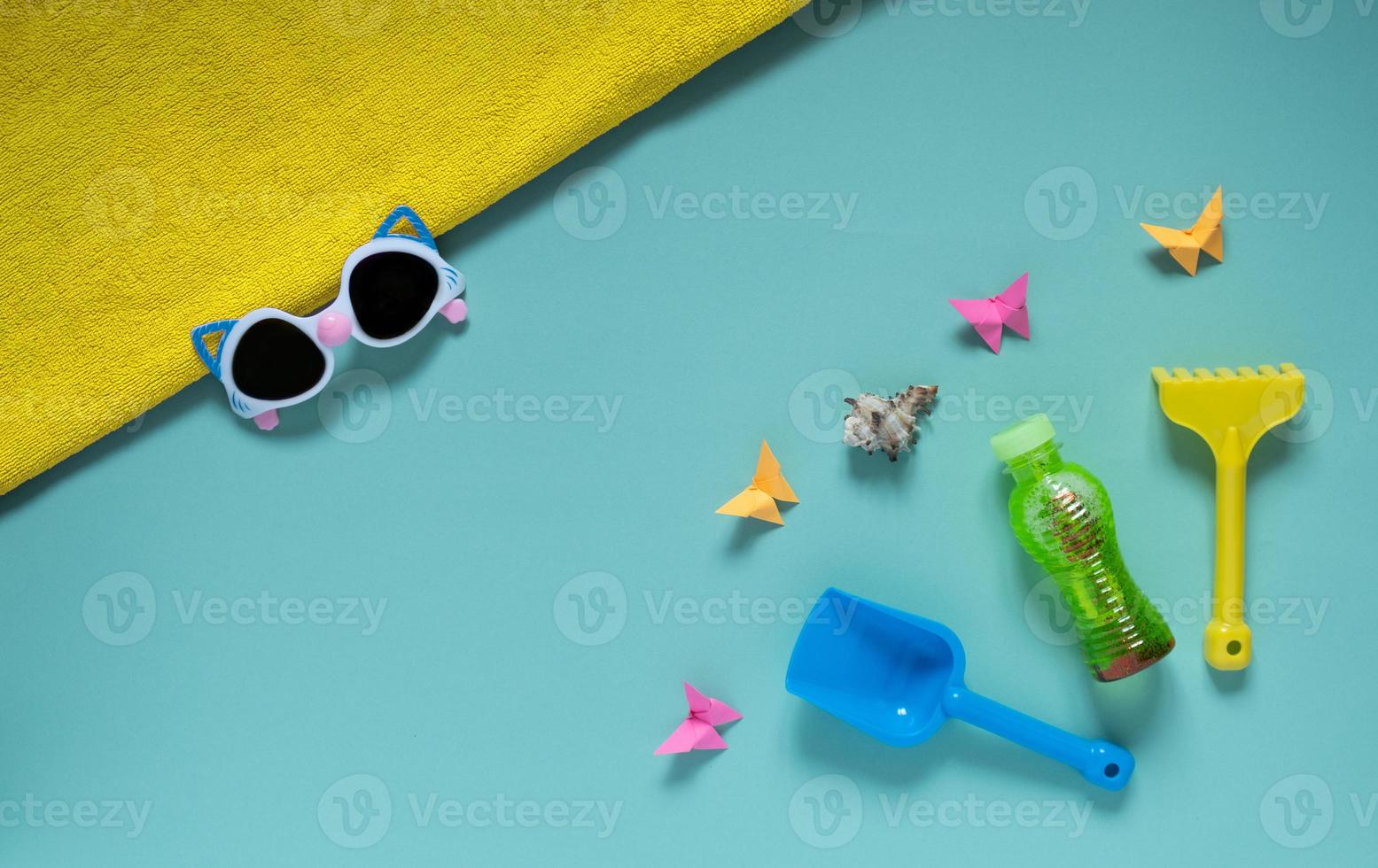 set di accessori da spiaggia per bambini su sfondo chiaro foto