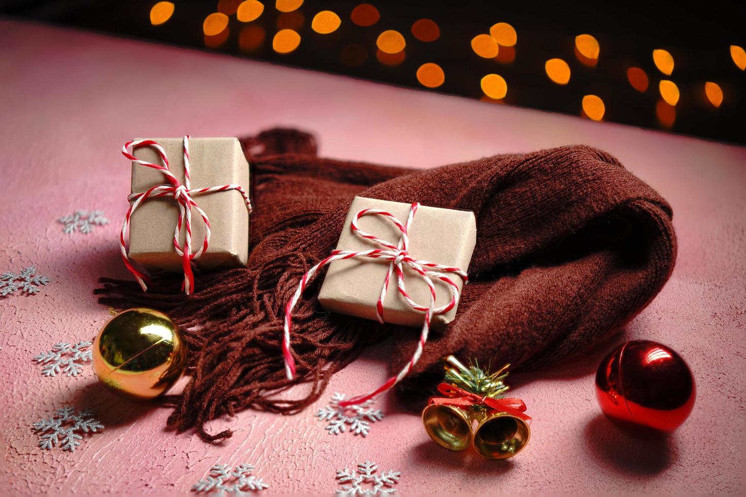sfondo di natale con il concetto di natale e luci bokeh scintillanti su sfondo rosa. Merry Christmas card con scatola regalo. tema delle vacanze invernali. Buon Anno. spazio per il testo foto