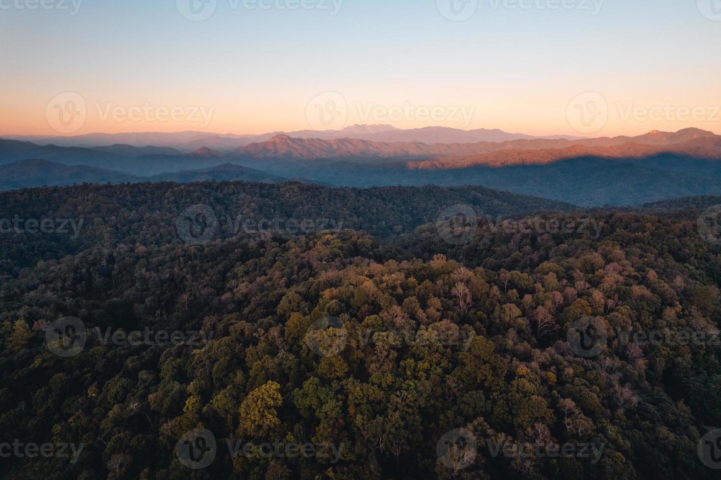 paesaggio, paesaggio estivo sulla montagna la sera foto