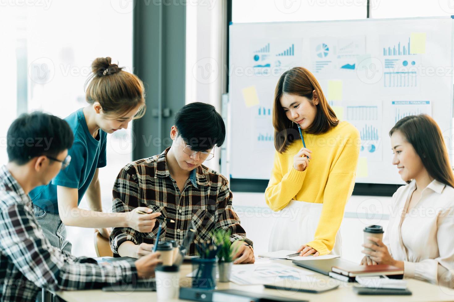 incontro di successo aziendale, brainstorming, concetto di lavoro di squadra, uomini d'affari asiatici che si incontrano in ufficio. foto