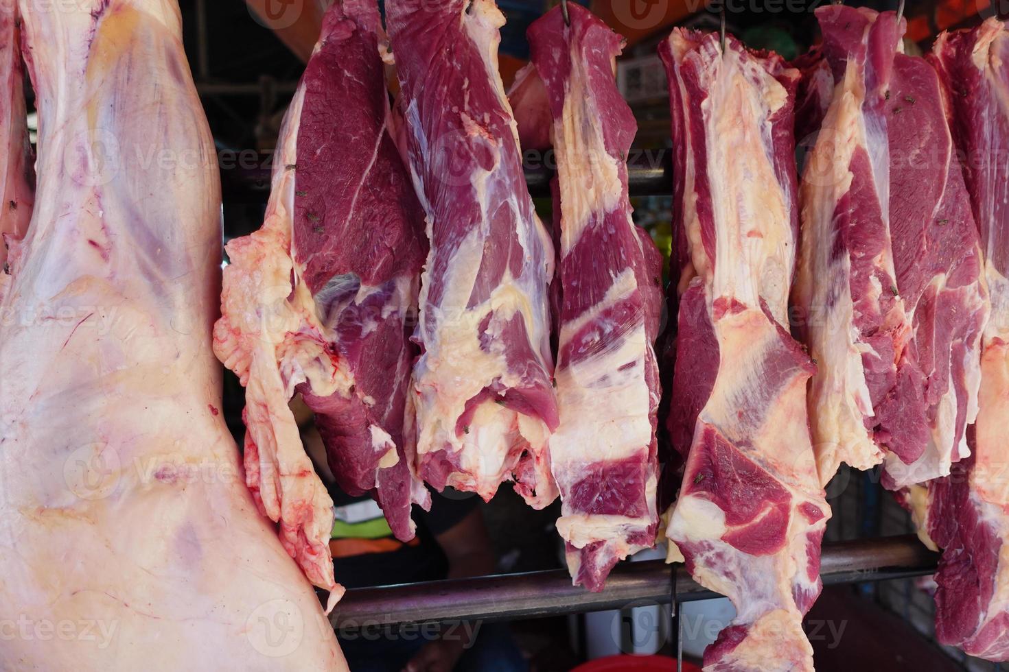 primo piano di esposizione di carne cruda in vendita presso un negozio locale in bangladesh foto