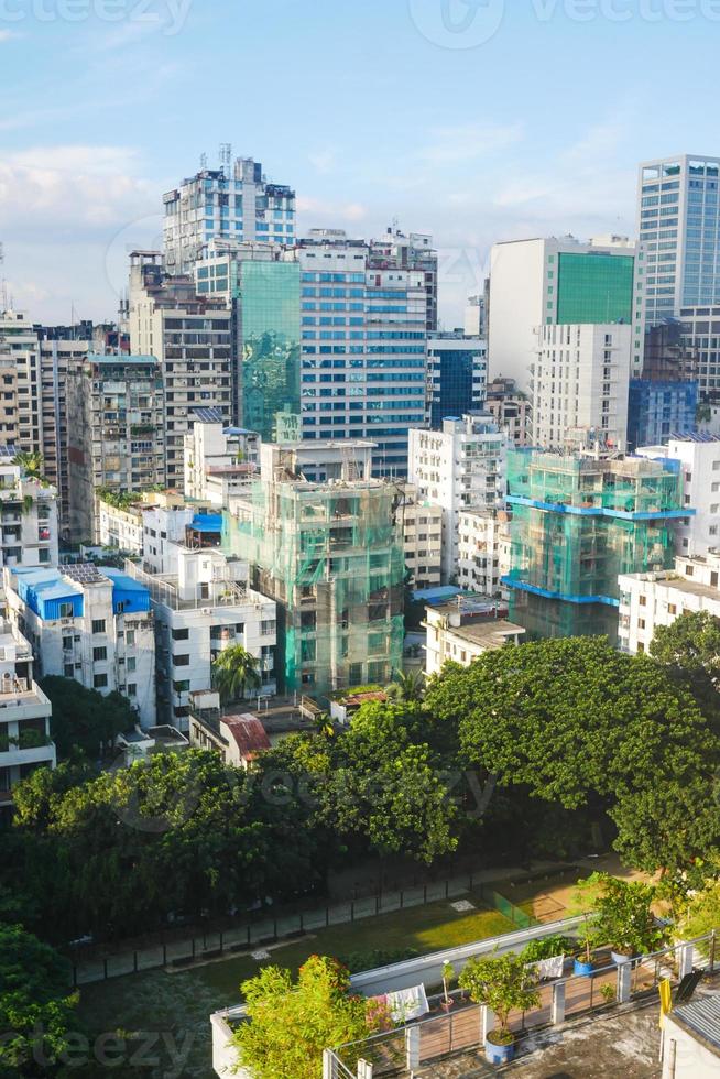 vista dall'alto degli edifici residenziali e finanziari della città di Dhaka a giornata di sole foto