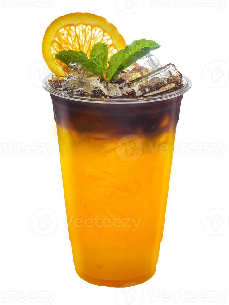 caffè americano freddo mescolato con succo d'arancia con fette d'arancia e foglie di menta su isolato. foto