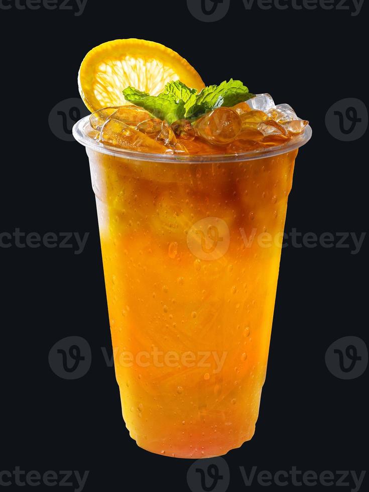 tè freddo mescolato con succo d'arancia con fette d'arancia e foglie di menta su isolato. foto